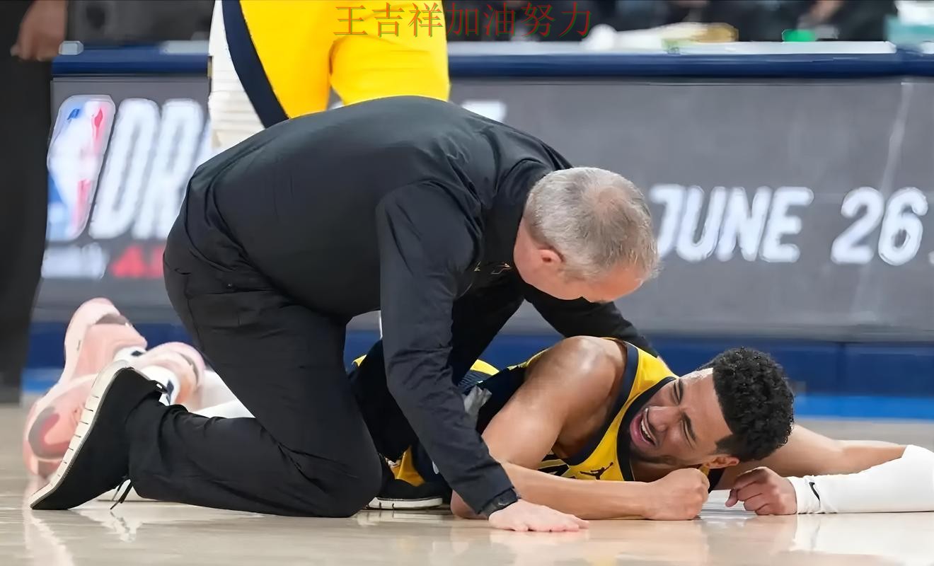 雄鹿在羽毛球公开赛中客场逆转拿下关键三分 引发球迷持续关注